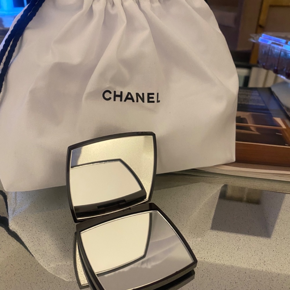 Limited Edition Chanel Burgundy Compact Mirror NEW - Picture 3 of 6